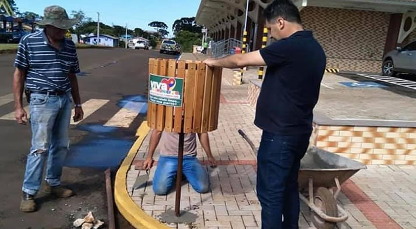 Prefeitura de Campo Erê instala lixeiras em pontos estratégicos da cidade