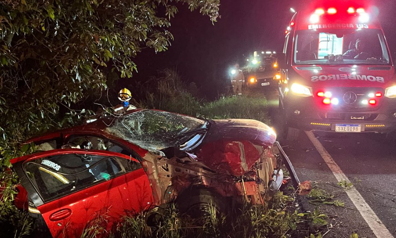 Mulher morre e homem fica gravemente ferido em capotamento de carro na PRC-158