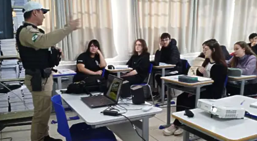 Polícia Militar promove ação de conscientização sobre trânsito com estudantes