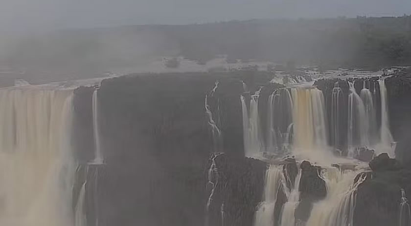 Passarelas da Garganta do Diabo serão removidas temporariamente no lado argentino das Cataratas do Iguaçu por alerta de cheias associadas ao El Niño