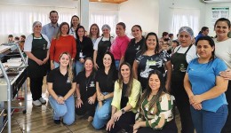 Comitiva conhece estrutura e serviços da alimentação escolar