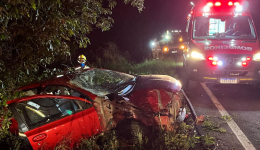 Mulher morre e homem fica gravemente ferido em capotamento de carro na PRC-158