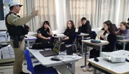 Polícia Militar promove ação de conscientização sobre trânsito com estudantes