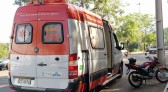 Carro atinge motociclista ao sair de estacionamento