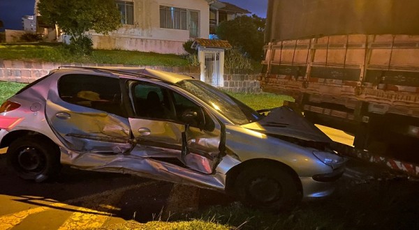 Acidente entre dois veículos no bairro Industrial
