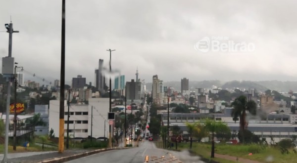 Alertas da Marinha e Inmet preveem ventos fortes e tempestades em pelo menos 148 cidades do Paraná