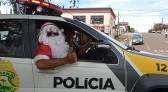 Policiais prestam apoio ao Papai Noel em Marmeleiro