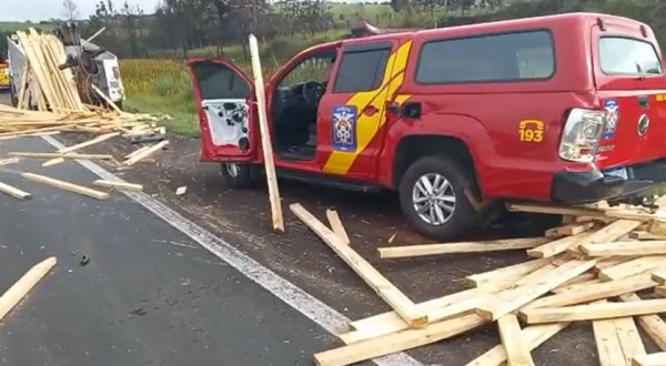 Caminhão colide em viaturas que atendiam acidente em Ponta Grossa