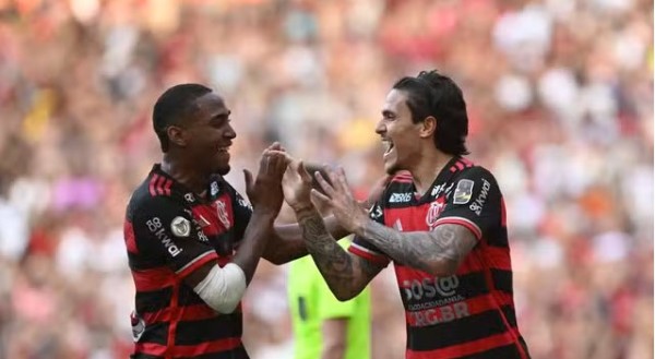 Flamengo vence Corinthians, dorme na liderança e alivia pressão sobre Tite