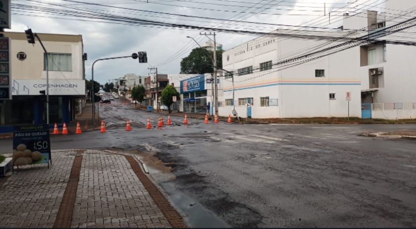 Parte da Rua Porto Alegre está fechada após acidente danificar semáforo