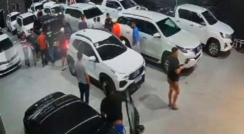 Homens invadem concessionária e roubam 12 carros