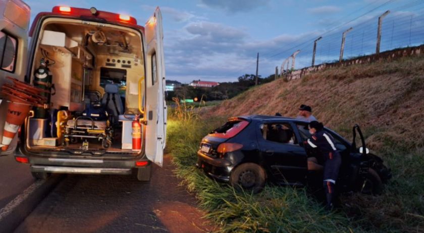 Capotamento na PR-280 em Marmeleiro deixa duas mulheres feridas
