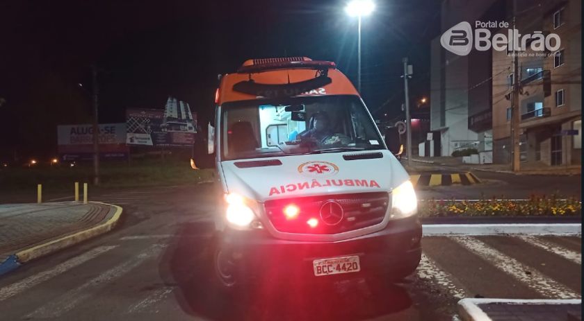 Jovem fica ferida ao colidir moto em caminhonete, na Avenida Júlio de Assis Cavalheiro