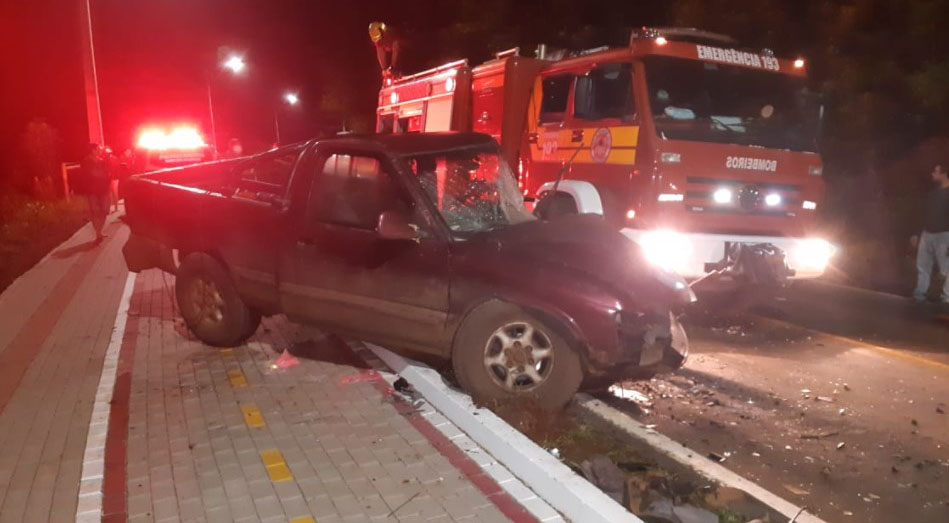 Batida entre duas caminhonetes deixa condutor ferido na SC-161, em Flor do Sertão