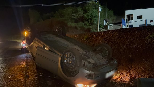 Carro capota na PR-483 e casal de idosos escapa ileso