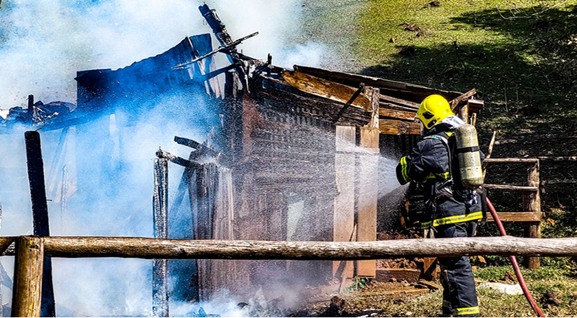 Residência fica destruída após incêndio no interior de São Miguel do Oeste