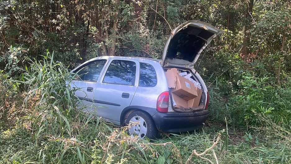 Polícia Militar apreende veículo roubado carregado com cigarros contrabandeados