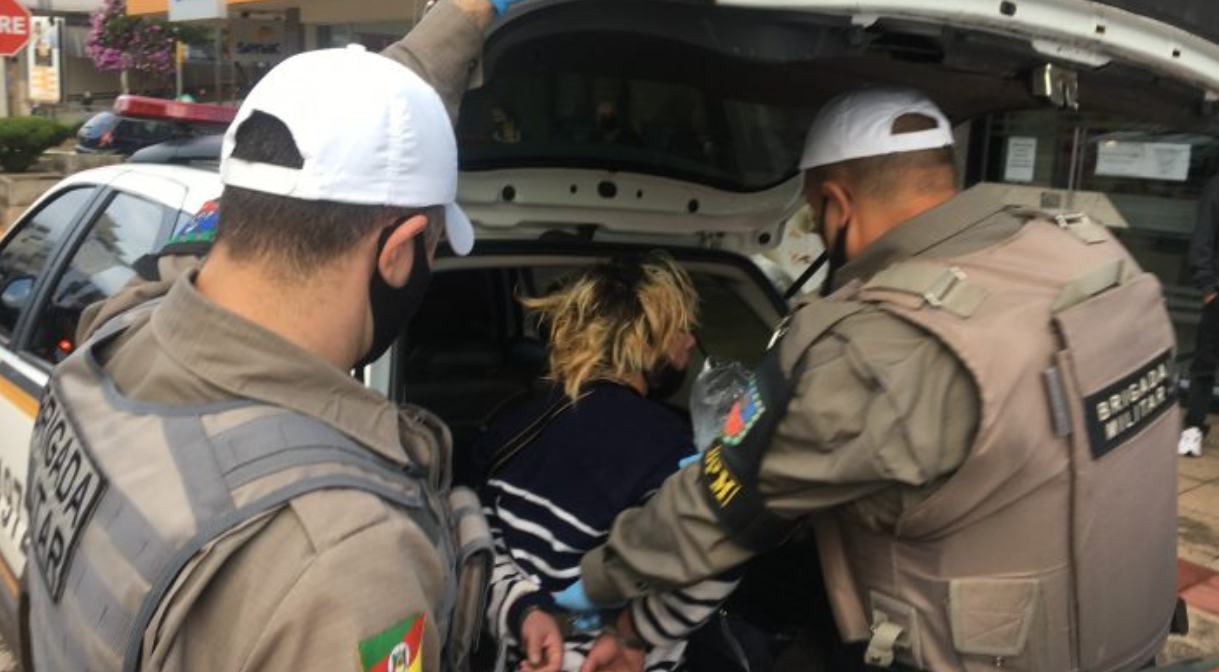 Homem invade sede de escola em Erechim e esfaqueia atendente