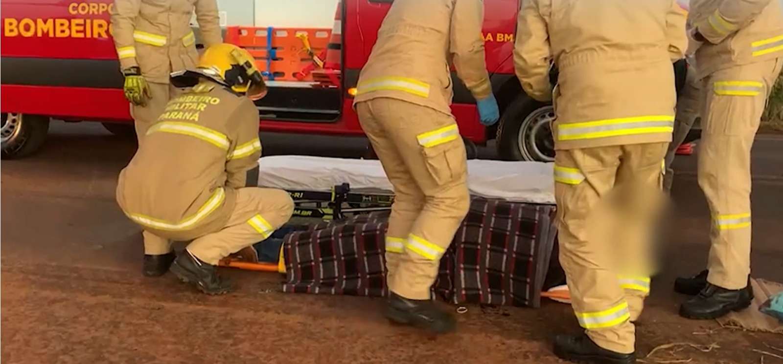 Dois ficam feridos em acidente entre carro e caminhão na BR-369; carga de vinho é localizada