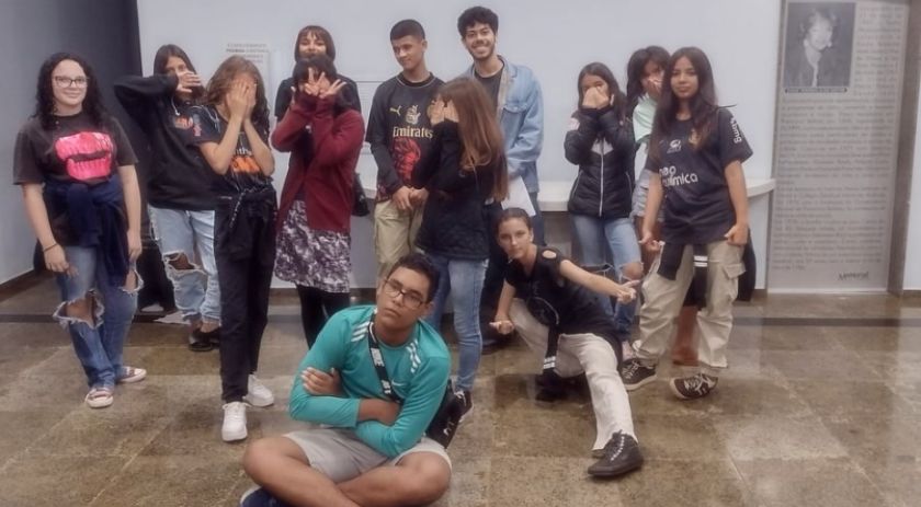 Alunos Colégio E. Léo Flach que fazem parte da Oficina de Teatro Avançado visitam o Espaço da Arte