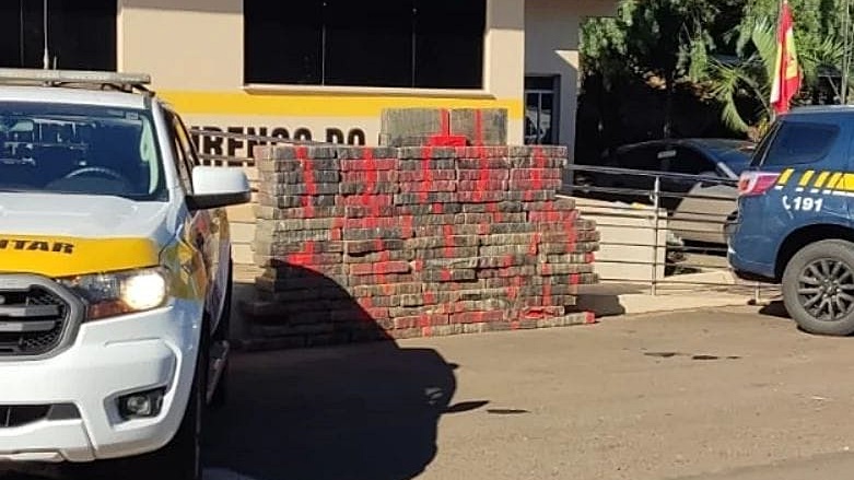 Após perseguição, polícia apreende caminhonete furtada carregada com mais de 1 tonelada de maconha; motorista foi preso