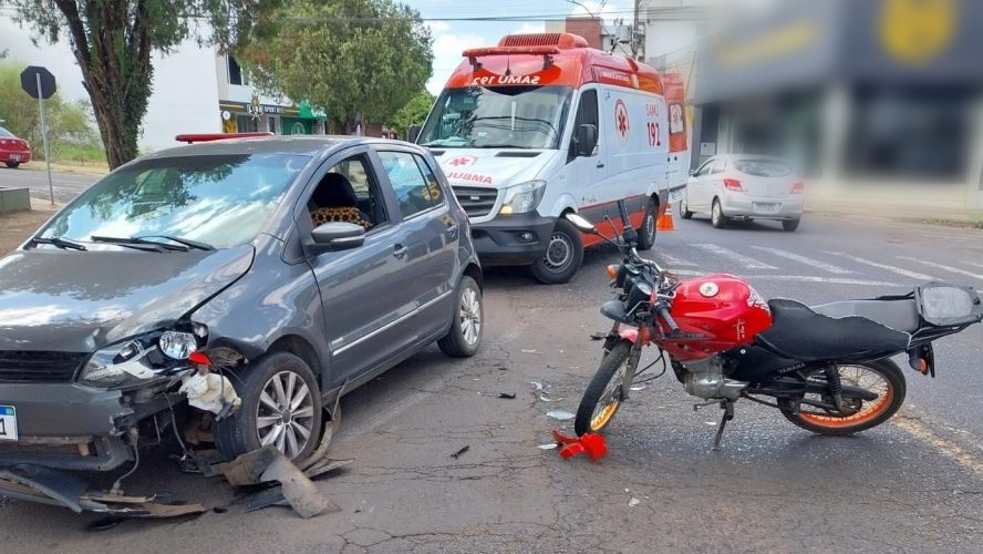 Acidente entre carro e motocicleta deixa homem ferido