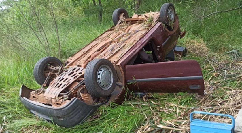 Condutor é resgatado após carro sair da pista e cair em ribanceira, em Francisco Beltrão