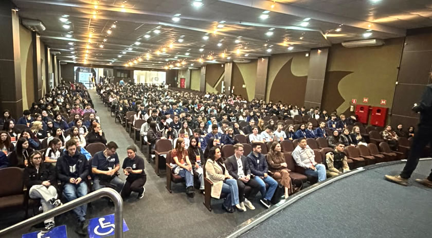 Feira de Profissões reúne mais de 400 estudantes