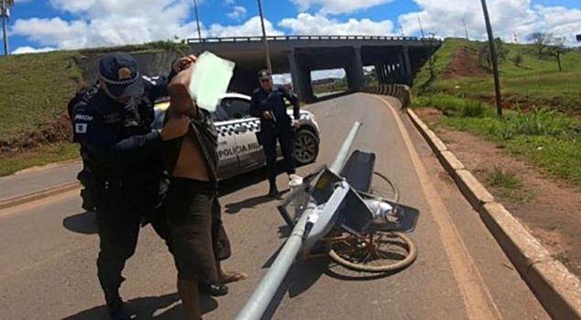 Homem rouba poste e carrega na bicicleta