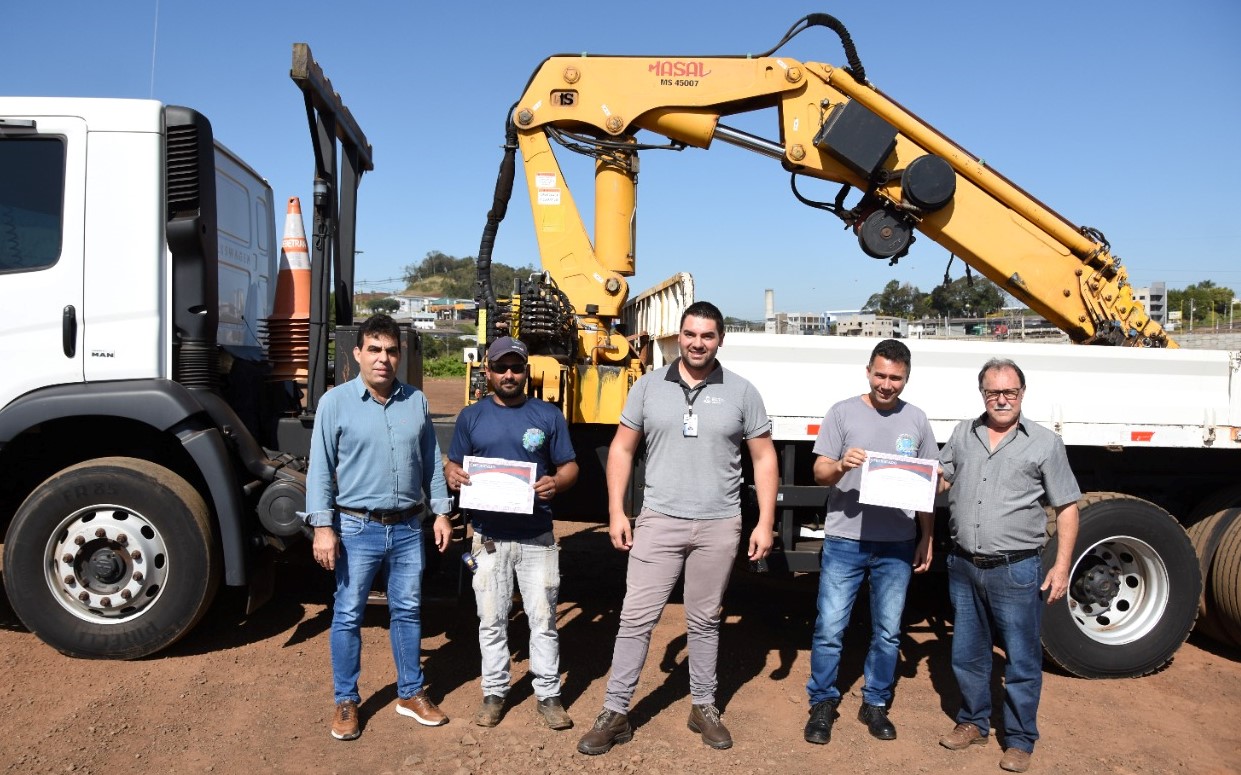 Prefeitura qualifica operadores de caminhões Munck