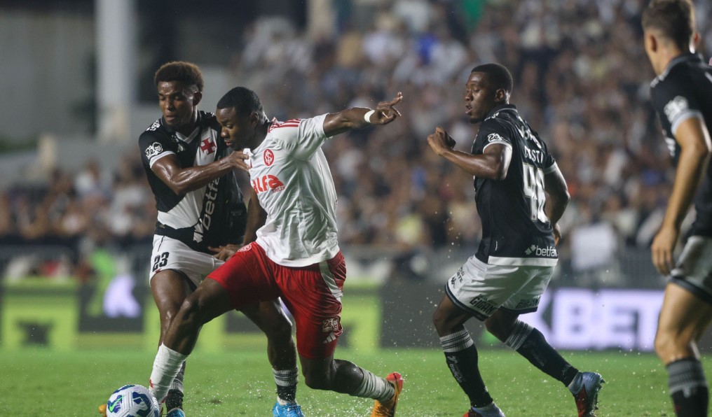 Vasco goleia Internacional por 5 a 1, vai aos 45 pontos e aumenta 'crise' no Colorado