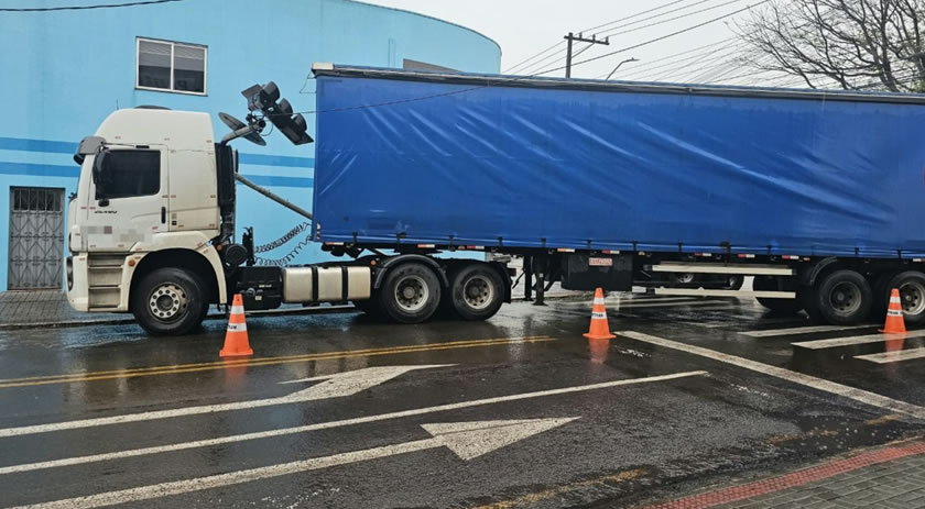 Manobra de caminhão termina com semáforo derrubado no centro
