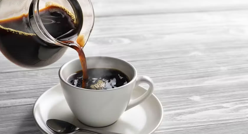 Beber chá ou café muito quente triplica risco de câncer de esôfago, diz estudo