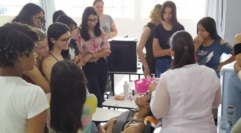 Adolescentes participam de curso
