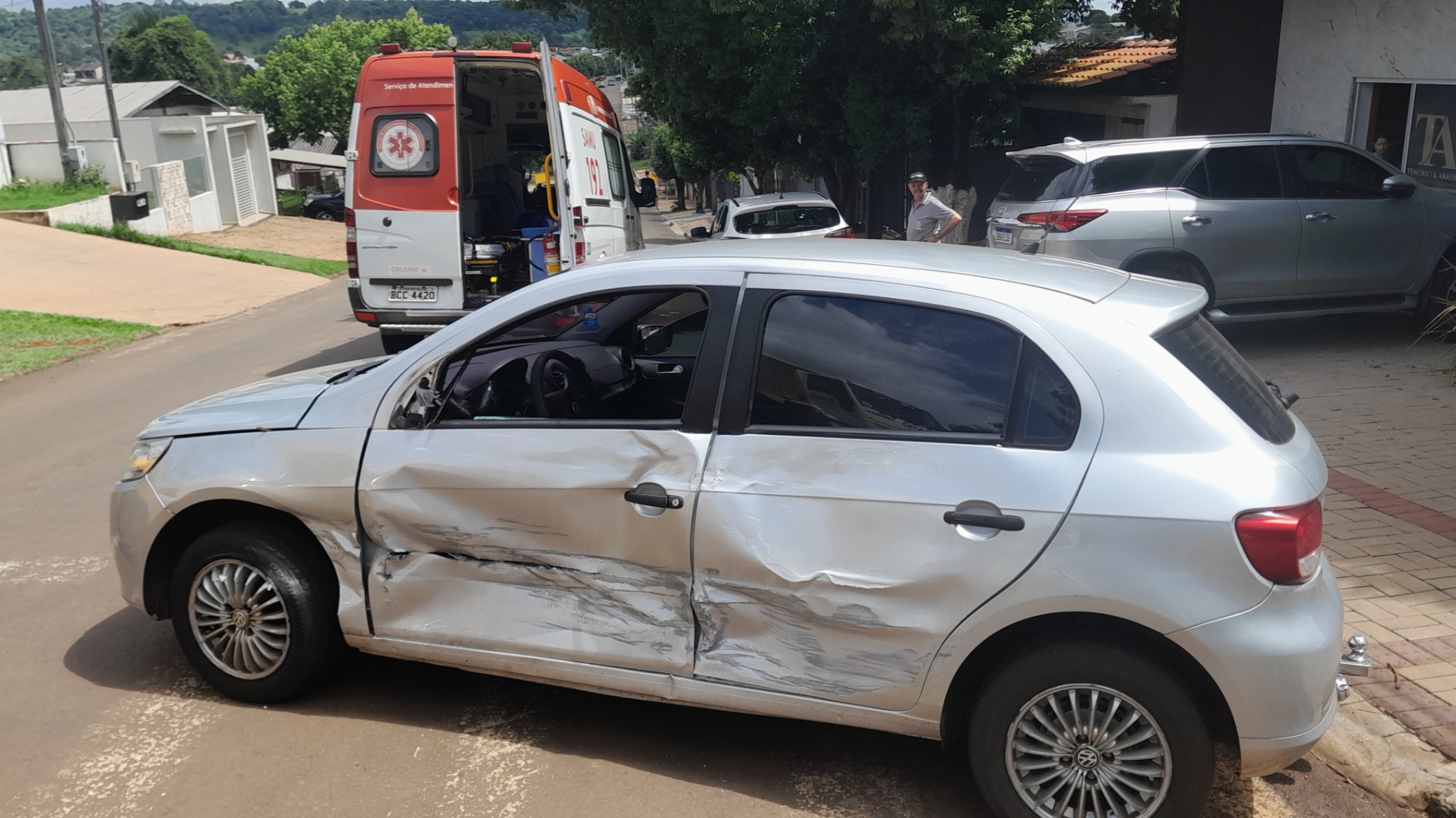 Colisão envolvendo carro e caminhão é registrada no Bairro Luther King