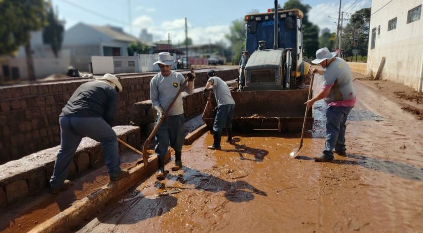 Prefeitura realiza limpeza das ruas em Beltrão