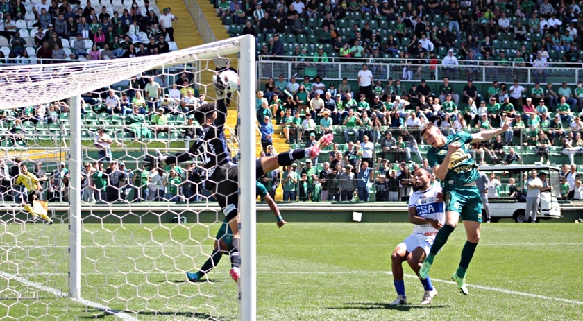 Chapecoense bate o CSA, com gol de Perotti nos acréscimos