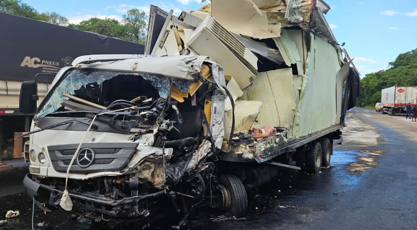 Motorista é socorrido em estado grave após colisão envolvendo dois caminhões na BR-153