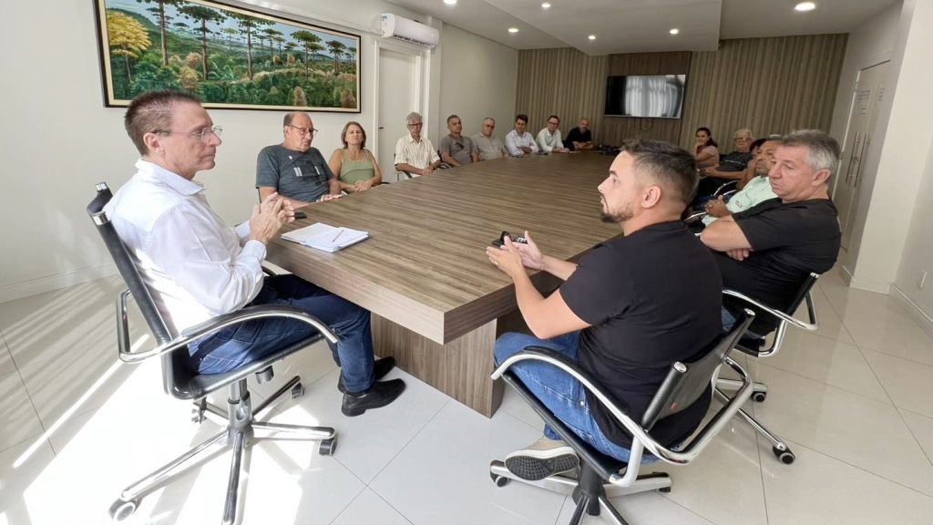Prefeito Pedron se reúne com Associação de Transportes Escolares para discutir segurança e regularização do transporte de alunos