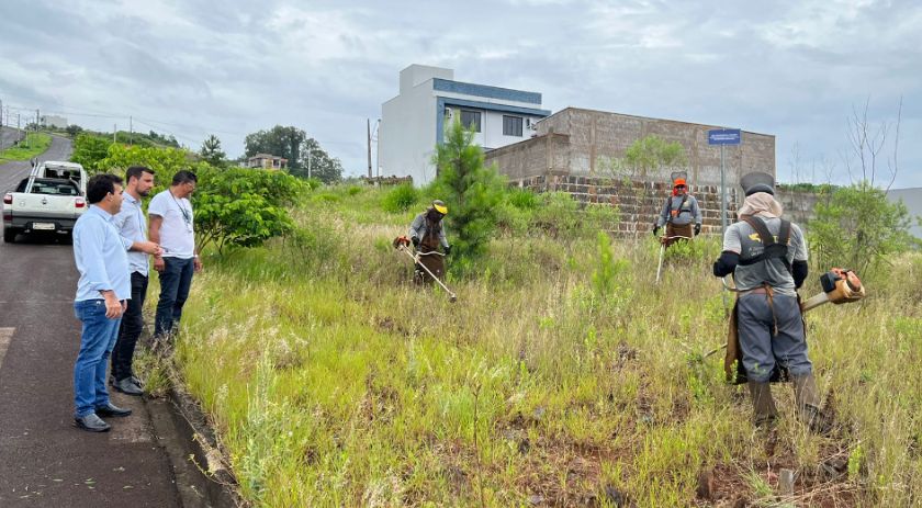 Prefeitura inicia mutirão de limpeza de terrenos baldios
