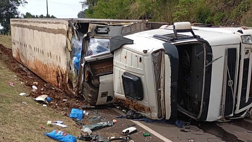 Caminhão tomba na PR 182 em Manfrinópolis