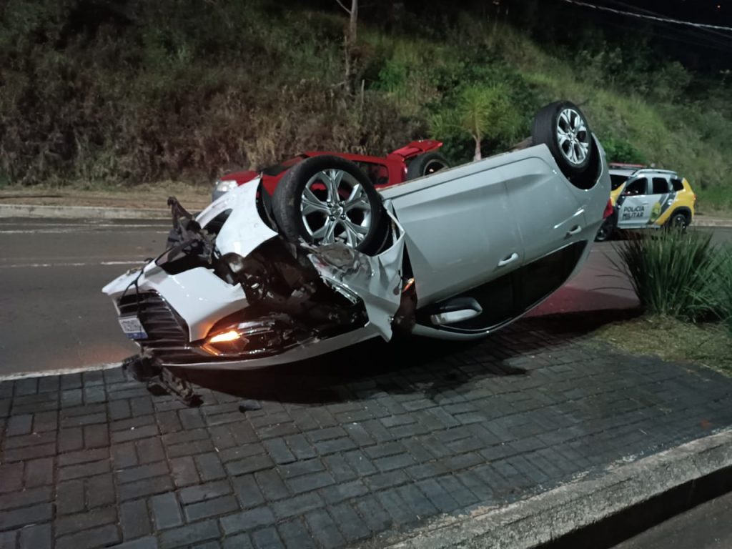 Carro capota após colisão na Avenida Júlio Assis Cavalheiro