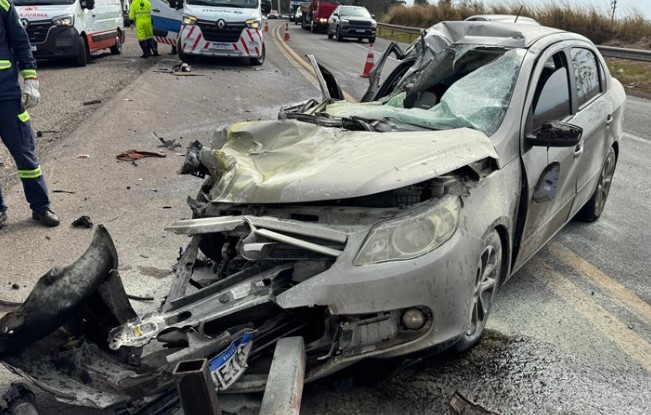 Passageiro de carro é socorrido em estado gravíssimo após colisão com caminhão