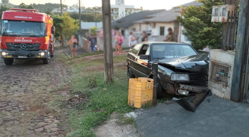 Veículo bate em muro e duas pessoas ficam feridas