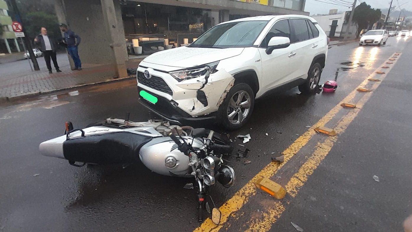 Colisão envolvendo caminhonete e moto deixa motociclista ferido