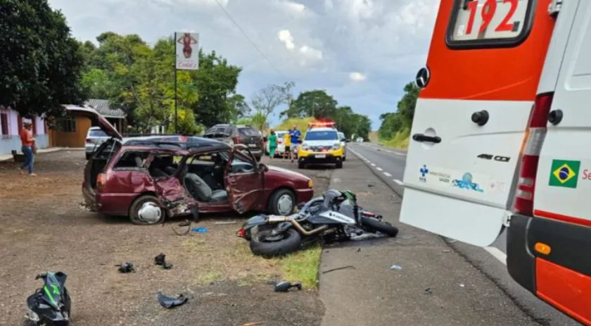 Colisão entre motocicleta e Parati deixa feridos na BR-280 entre Marmeleiro e Flor da Serra do Sul