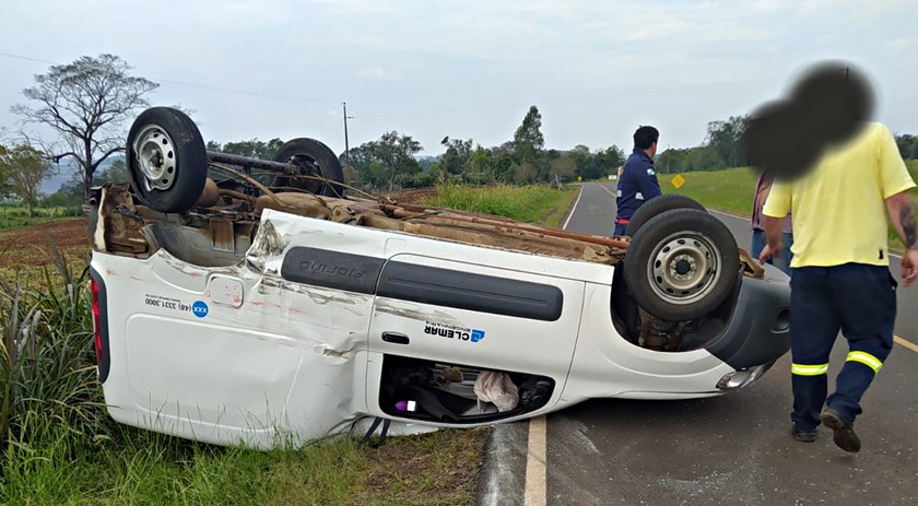 Acidente deixa carro de ponta cabeça em Santo Antonio do Sudoeste