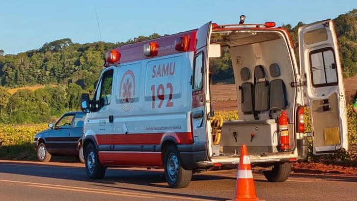 Acidente entre carro e moto é registrado na PR 493