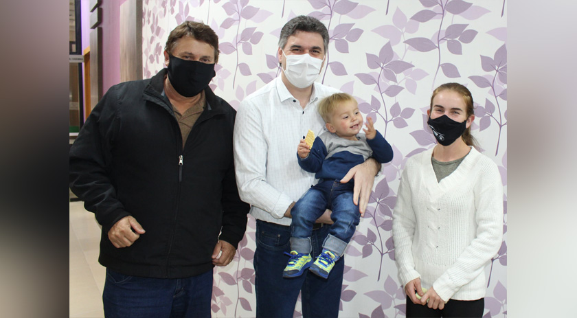 Família de guri que se perdeu em milharal visita prefeito para agradecer por apoio nas buscas