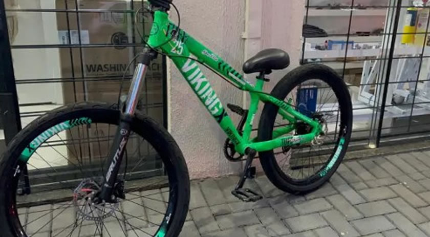 Adolescente fica ferido após colisão entre carro e bicicleta